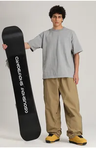 Vista detallada de pantalones de esquí impermeables beige estilo cargo americano