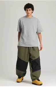 Detailansicht der farbblockierten lockeren wasserdichten Skihose für Wintersport