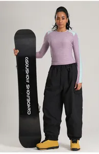 Mannequin portant un pantalon de snowboard cargo noir imperméable et ample en studio