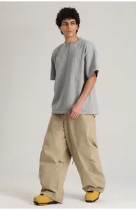 Vista detallada de pantalones de esquí cargo holgados e impermeables para hombre