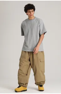 Vue complète d'un mannequin en pantalon de ski cargo kaki ample en tissu imperméable