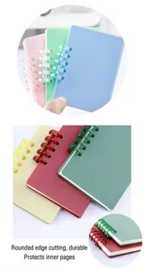 Vue détaillée du carnet A7 à feuilles mobiles avec coins arrondis et anneaux colorés.