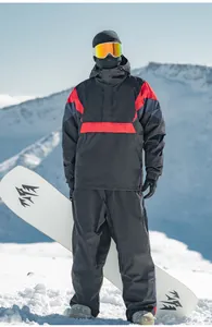 Ein professioneller Skifahrer im schwarz-roten wasserdichten Skianzug in den Bergen