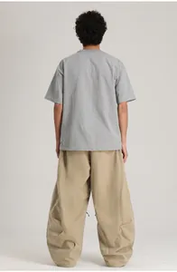Vista trasera detallada de pantalones de esquí caqui impermeables y cortavientos para hombres