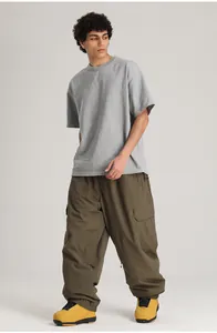 Vue détaillée du pantalon de snowboard cargo vert olive ample pour hommes pour l'hiver