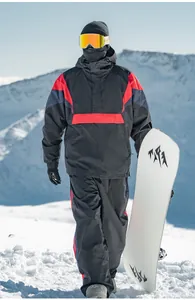 Professioneller farblich abgesetzter wasserdichter Skianzug für Herren und Damen im Schnee.