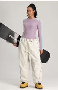 Foto de estudio de una modelo con pantalones de snowboard cargo impermeables crema