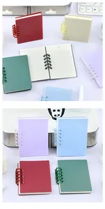 Détail de mini carnets à spirales A7 colorés avec couvertures mates et anneaux