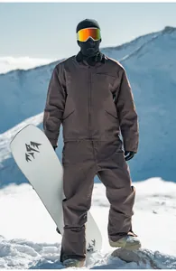 Foto d'azione di una tuta da snowboard marrone da uomo in montagna, stile workwear.