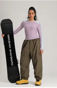 Mannequin portant un pantalon de ski imperméable vert olive et une couche de base violette