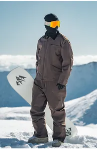 Modello che indossa completo da sci marrone stile retrò americano sulla neve