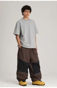 Lockere Colorblock-Skihose für Wintersport an einem stehenden männlichen Model