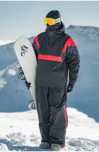 Komplette Ansicht eines wasserdichten Skianzugs in Color-Blocking-Optik für Herren.