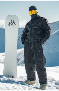 Completo da sci da uomo nero stile workwear retrò con cuciture bianche sulla neve