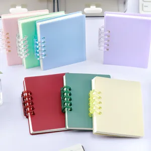 Mini carnets à feuillets mobiles A7 aux tons pastel avec reliures à spirales claires.