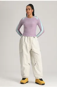 Vue d'ensemble d'un pantalon de ski cargo blanc imperméable sur un mannequin femme.