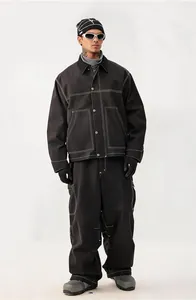 Completo da sci da uomo stile workwear retrò con cuciture a contrasto bianche in vista.