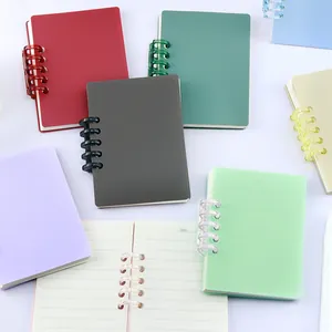 Carnets A7 à feuilles mobiles multicolores avec couvertures givrées et anneaux.