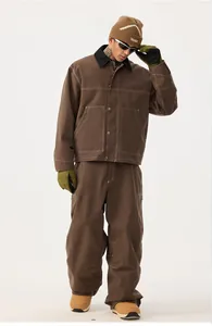 Tuta da sci marrone da uomo in stile workwear retrò con giacca e pantaloni larghi.