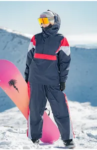 Detailansicht des wasserdichten Skianzugs im Color-Block-Design in einer Schneelandschaft.