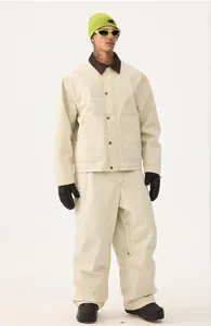 Vista completa dell'esclusivo completo da sci beige vintage stile workwear da uomo