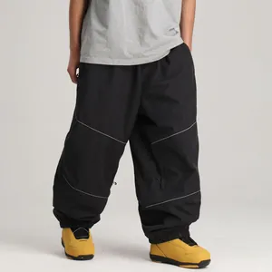 Weite, winddichte und wasserfeste Skihose für Outdoor-Snowboarding im Winter-Einsatz.