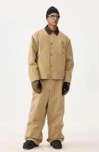 Completo da sci da uomo beige stile vintage con giacca a vento e pantaloni cargo coordinati.