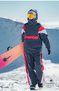 Vollansicht des wasserdichten Skianzugs mit Kapuzenjacke und Hose im Patchwork-Stil
