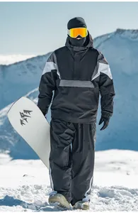 Professioneller wasserdichter Colorblock-Skianzug für Herren und Damen im Schnee