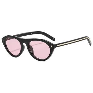 Lunettes de soleil œil de chat ovales rétro avec monture noire et verres rose clair