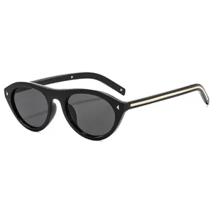 Lunettes de soleil rétro œil-de-chat ovales avec monture noire et jolis détails dorés