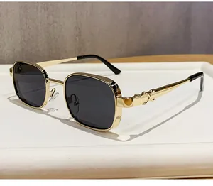 Détail de la branche en métal doré avec motif de croix décorative sur lunettes rétro