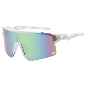Occhiali da sole sportivi bianchi con lenti riflettenti iridescenti per il ciclismo.