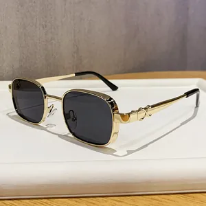 Lunettes de soleil carrées rétro classiques avec monture en métal doré et verres foncés.