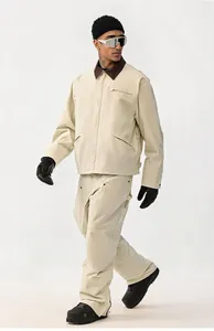 Vista dettagliata della tuta da sci beige da uomo stile retrò, giacca e pantaloni