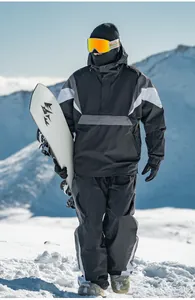 Detailaufnahme eines wasserdichten Snowboardanzugs in Color-Block-Optik im Schnee