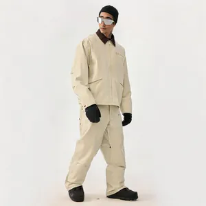 Completo da sci retrò beige professionale da uomo, antivento ideale per lo snowboard