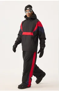 Ganzkörperansicht eines Herren-Skianzugs im Color-Block-Design, wasserfest und warm.