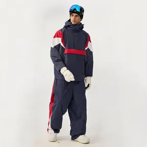 Professionelles männliches Modell in einem wasserdichten Skianzug in Marineblau und Rot