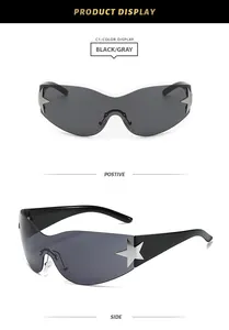 Vue détaillée de lunettes de soleil Y2K sans monture avec des étoiles argentées sur les branches.