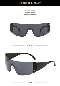 Vues détaillées de face et de côté de lunettes de soleil de sport Y2K noires et grises