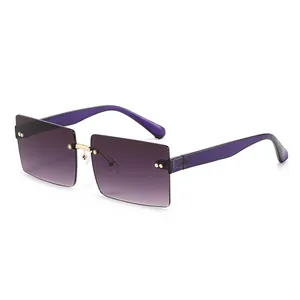 Gafas de sol cuadradas sin montura con lentes degradadas violetas y detalles metálicos.