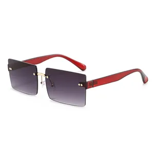 Gafas de sol cuadradas sin montura con lentes degradadas moradas y patillas rojas transparentes