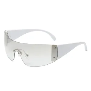 Lunettes de soleil Y2K blanches avec monture enveloppante et détails d'étoiles