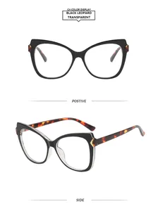 Detail der schwarzen Cat-Eye-Brille mit Leopardenmuster-Bügeln für Blaulichtschutz