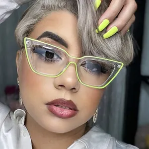 Nahaufnahme einer stylischen neongrünen Cat-Eye-Brille mit klaren Anti-Blaulicht-Gläsern.