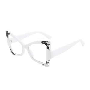 Occhiali da sole farfalla bianchi alla moda con accenti maculati per stile street