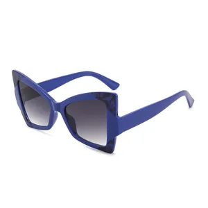 Eleganti occhiali da sole moderni a farfalla oversize con montatura blu e lenti sfumate