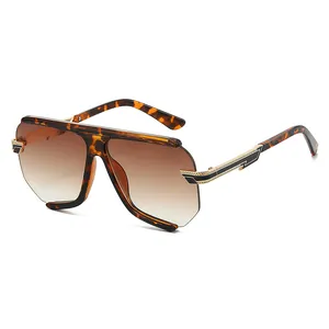 Stijlvolle oversized retro zonnebril met schildpadmontuur en bruine gradiëntglazen