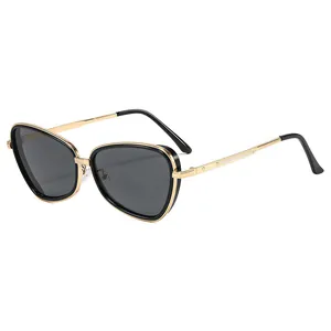 Gafas de sol poligonales retro con montura de metal dorado y elegantes bordes negros